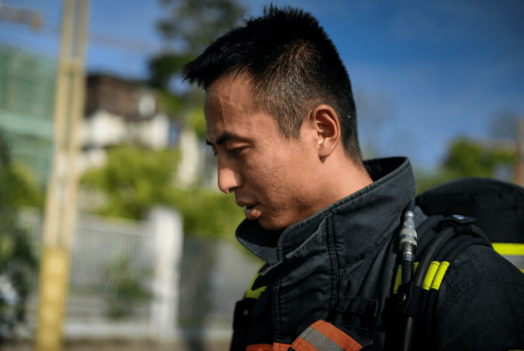 内江消防员这样"烤验"自己!_刘静雯
