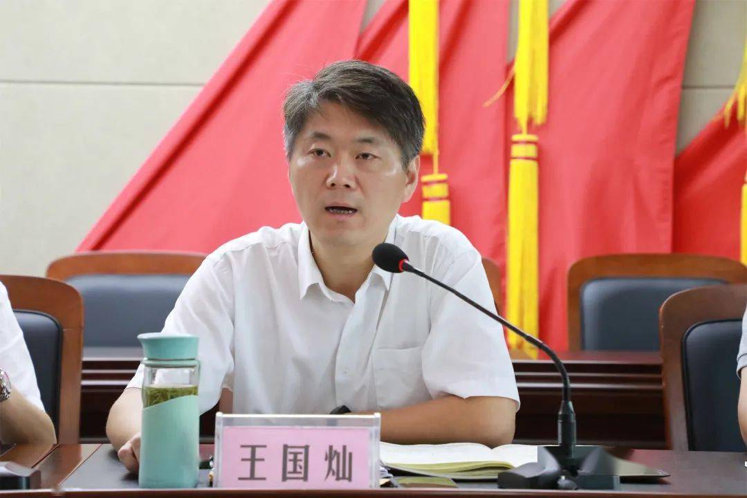 镇党委委员,经济副镇长王国灿主持会议区域发展办公室主任王凯波布置