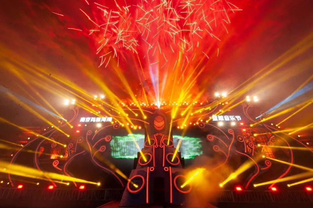 以赛博朋克风融入设计,科幻的蓝鲸鱼尾,从欢乐谷绵延至玛雅海滩