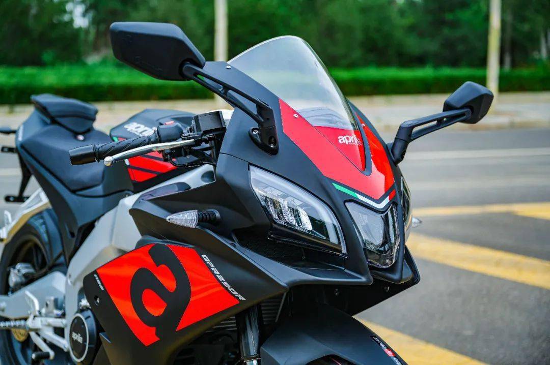 有颜更有实力实拍解析apriliagpr250r