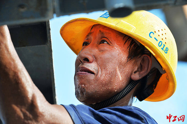 烈日下 工人进行梁顶施工