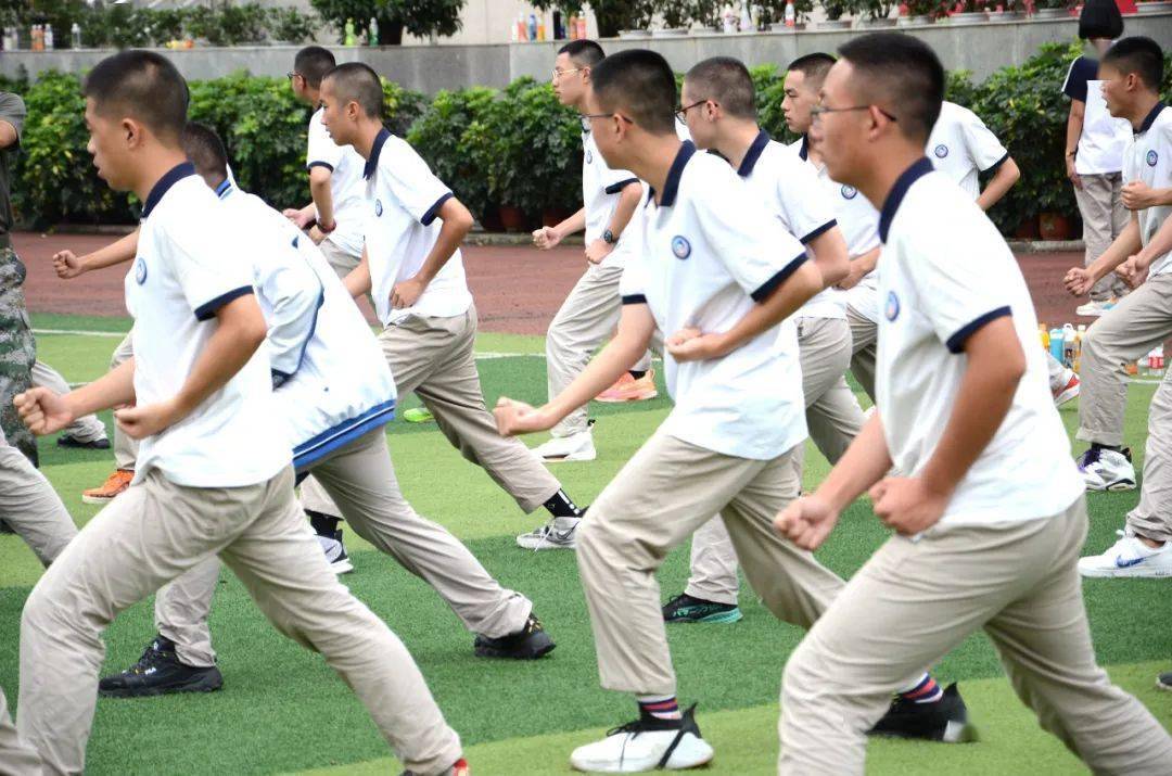 为青春涂上一抹靓丽的橄榄绿成都八中高一军训小记一