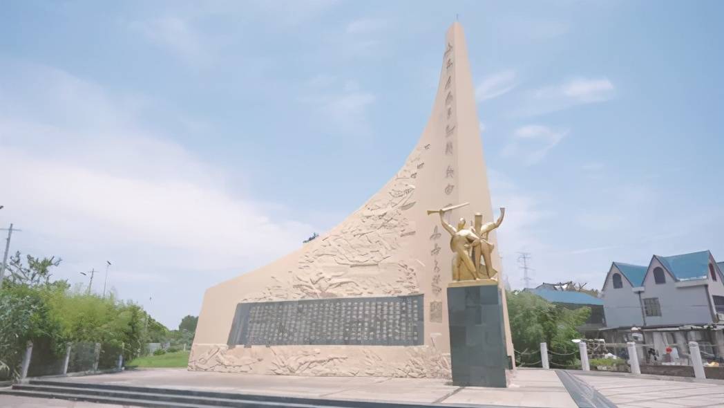 新镇会龙村,巍然屹立着这样一座纪念碑,名为"朱家店抗日之战纪念碑"