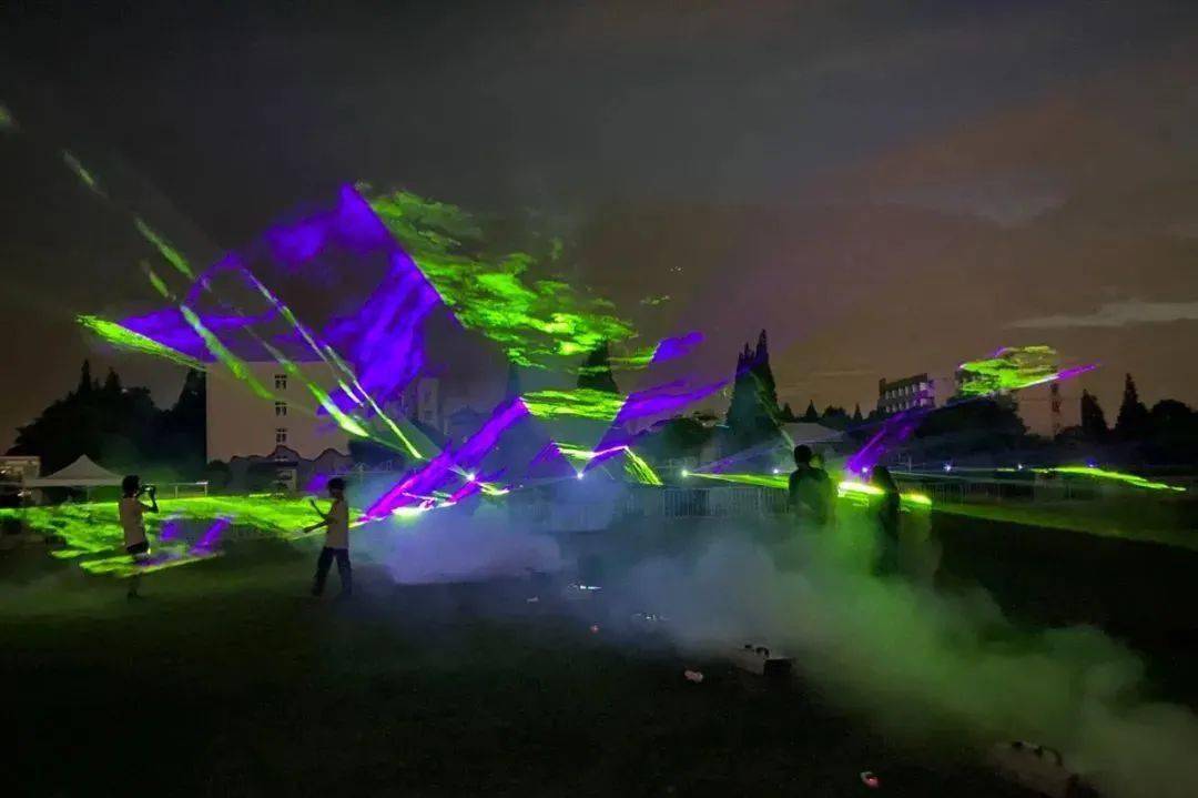 清凉避暑的"激光秀"闪耀夜空,给你一次酷炫的视听享受!