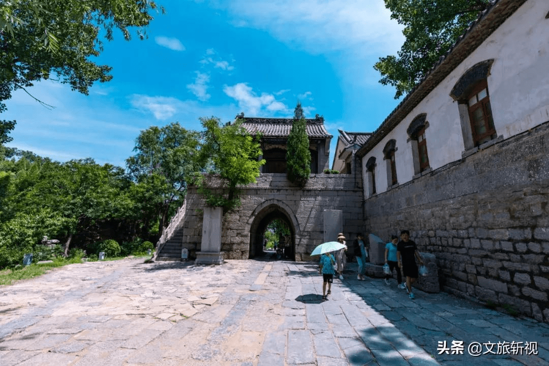 十年後再次走進朱家峪,被村裡的幾個攤煎餅的大媽糾纏著買煎餅_旅遊