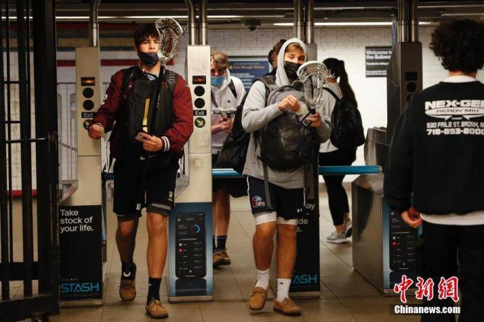 国际|中新网评：美国突然成了抗疫“优等生”，能让国际社会信服吗？