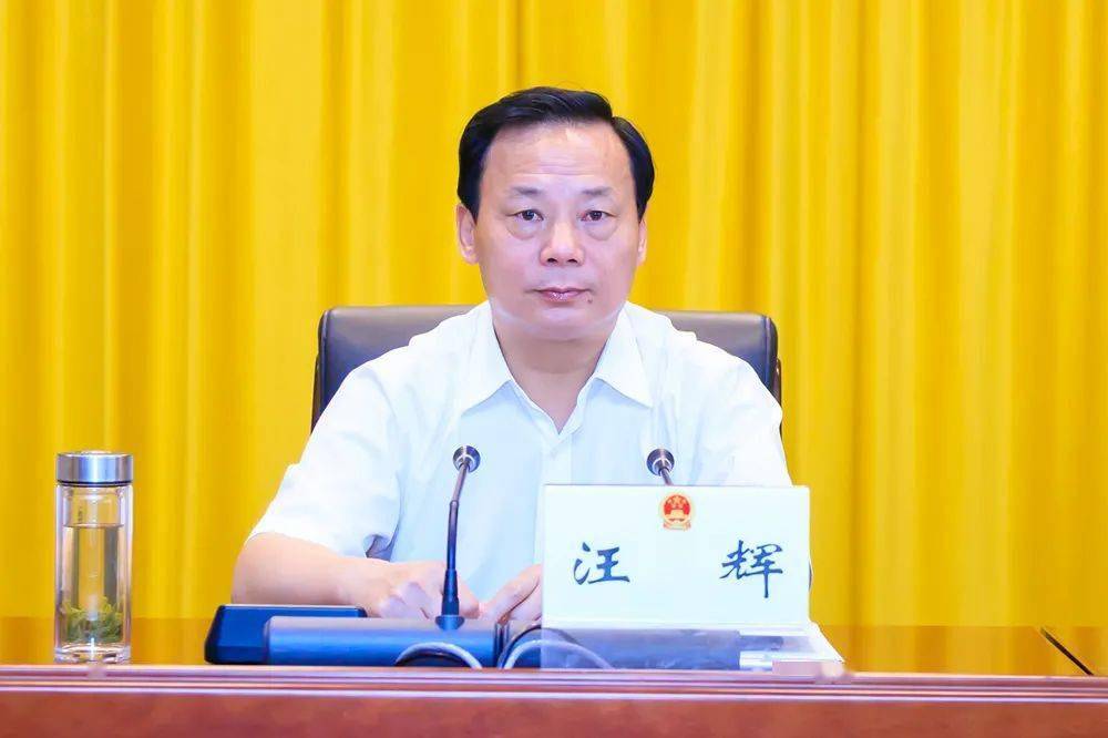 县十六届人大常委会第三十四次会议召开