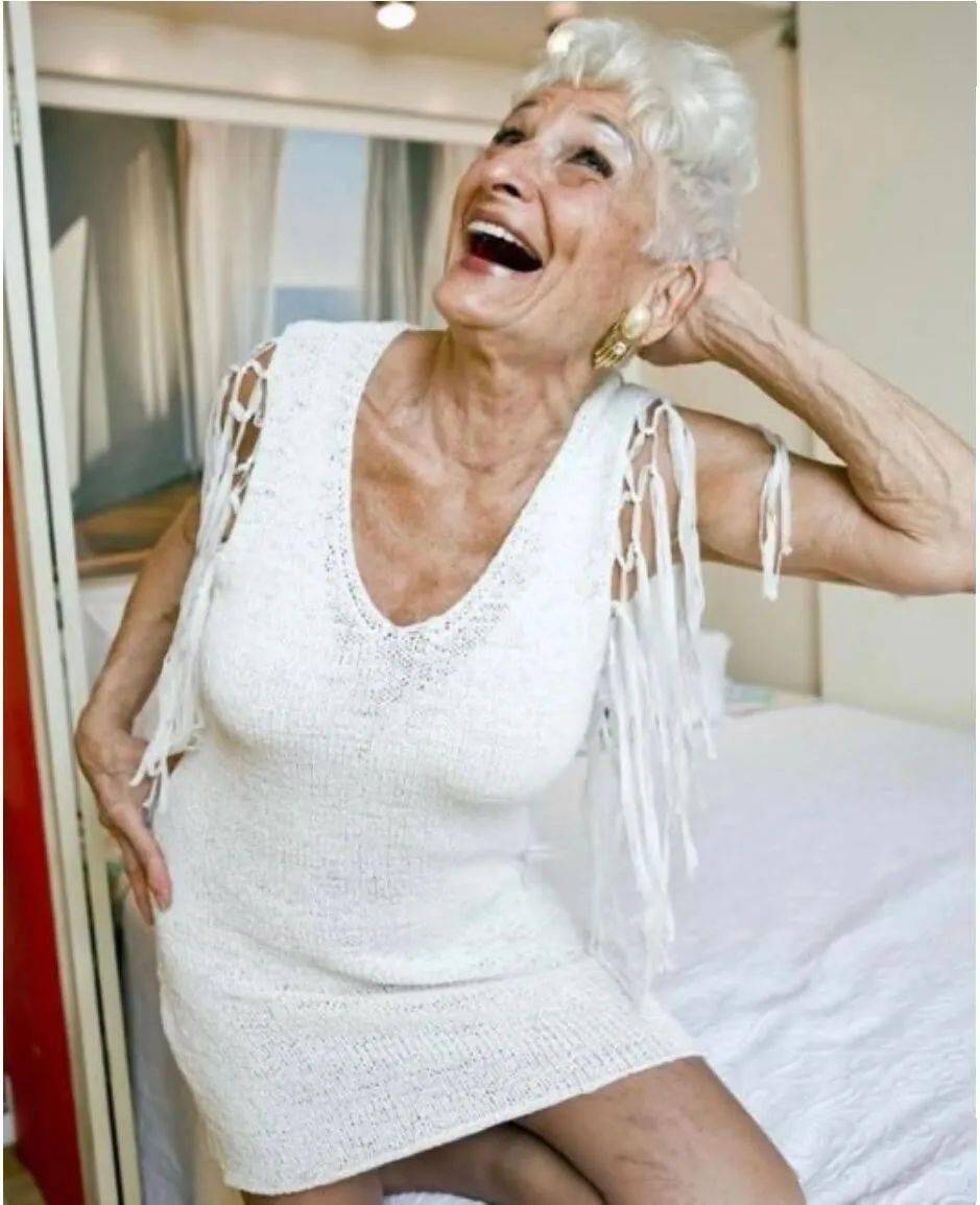 老女人也可以享受和年轻男人在一起的乐趣美国85岁的辣