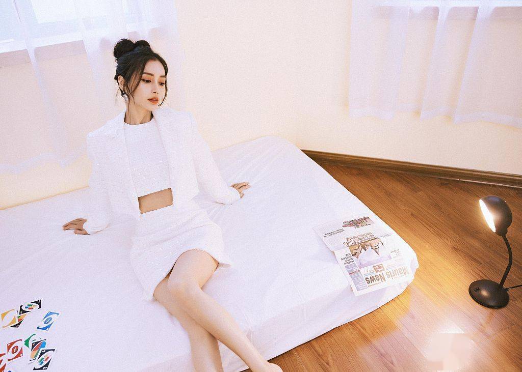 杨颖|Angelababy穿白色腰部镂空西装 蝴蝶结丸子头灵动俏皮