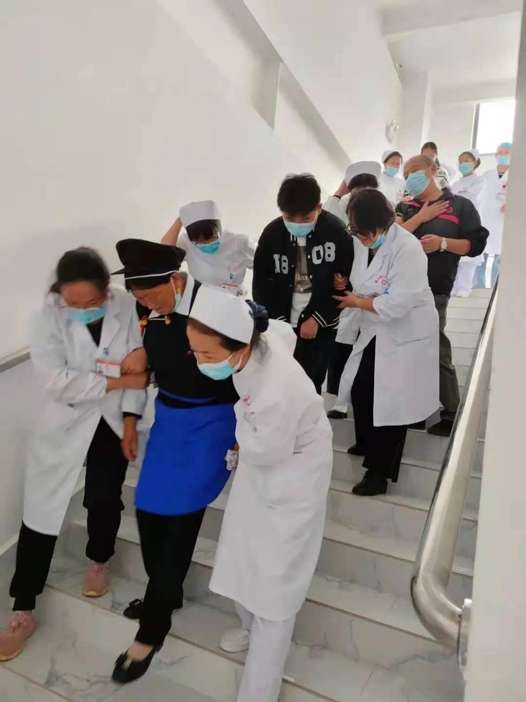 加强安全意识,鹤庆县人民医院开展地震消防急救演练_应急
