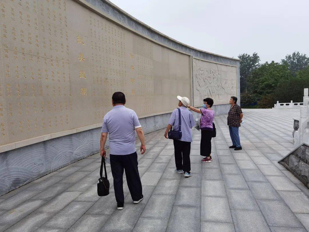 园林服务中心组织离退休老党员参观清源公园烈士纪念广场_教育
