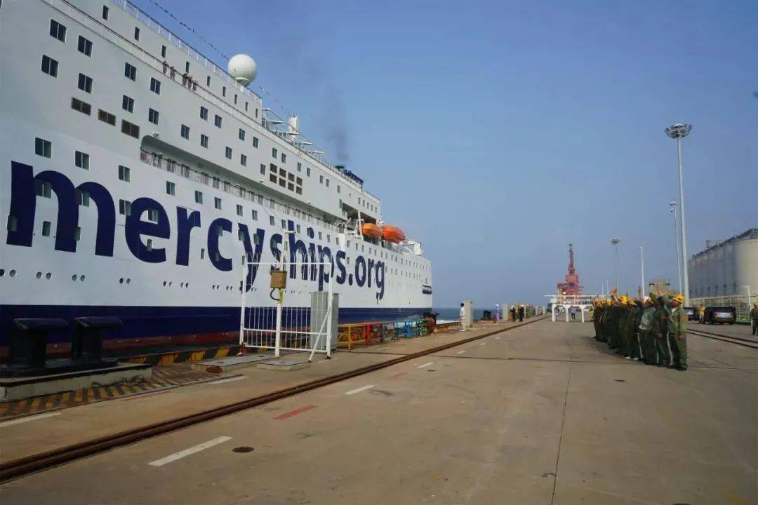 天津新港出口美国的医院船正式离厂远航
