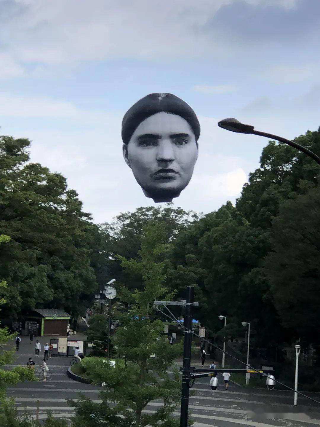 东京上空飘出个人脸大气球,竟是为奥运搞的惊喜?网友:吓死爹了!_人头