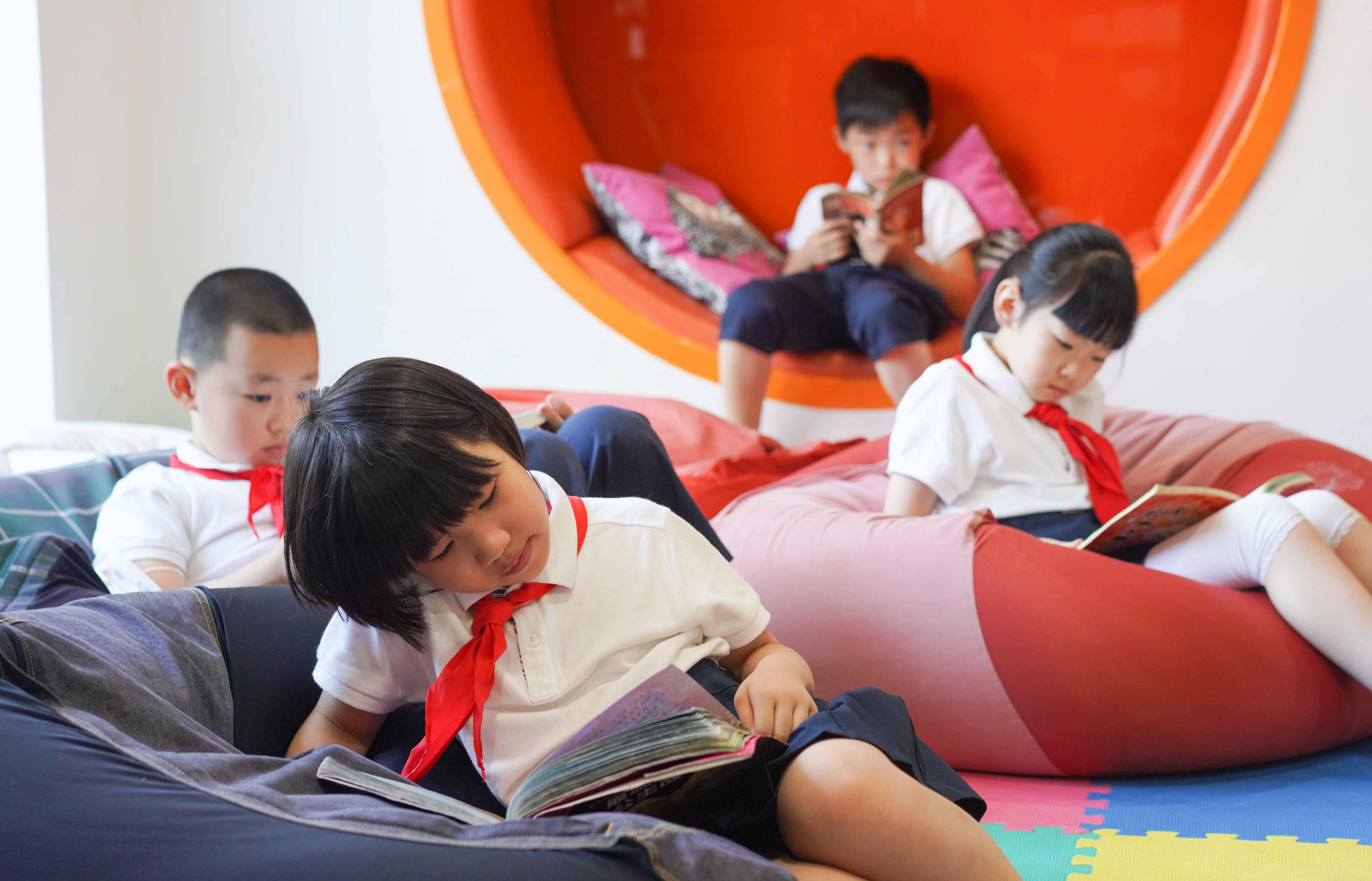 女生在操场踢球教室里唇枪舌剑正酣这个暑假校园风景真不一般