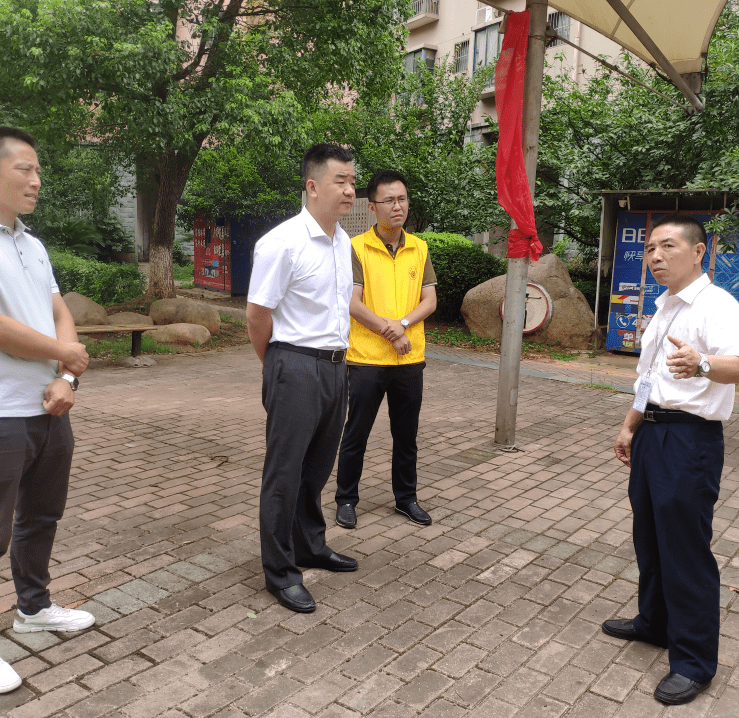 7月17日上午,区政府副区长徐志勇前往桃源街道桃花苑社区,新填洲社区