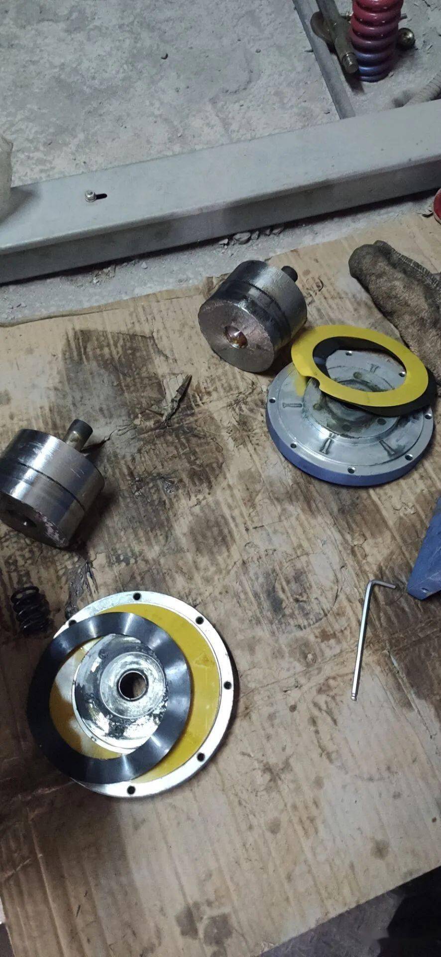 解体凌云鼓式报闸06日立的电梯控制柜没有检修的吗?