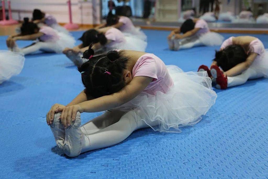 5岁女童好心拉练舞同伴起身,却致其截瘫→_舞蹈