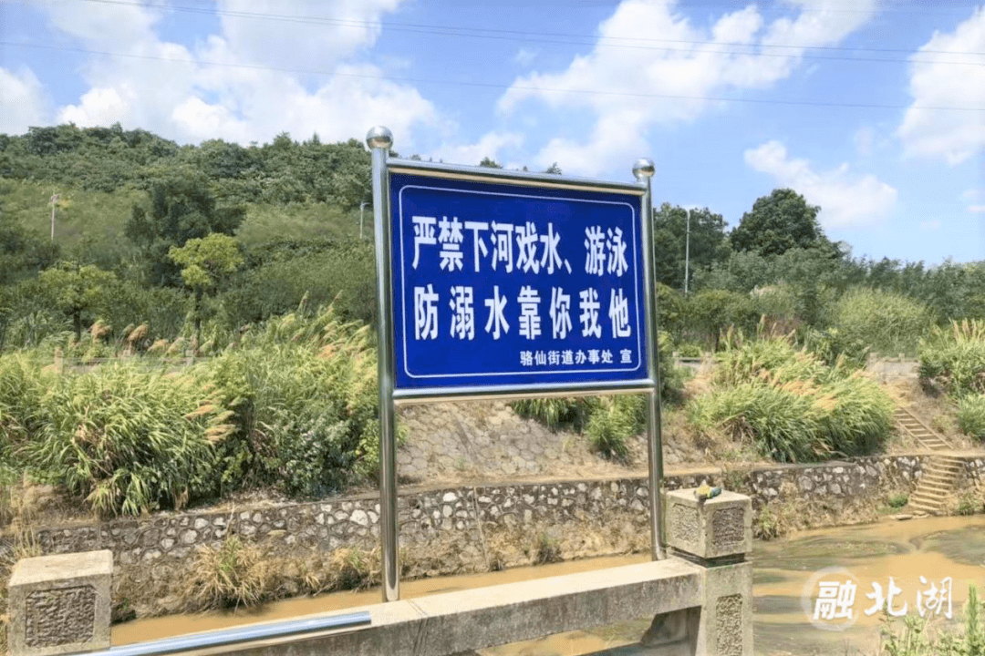 多处溺水易发重点水域都安装了警示牌除了在河道边安装警示牌外,还