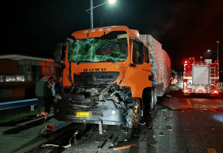 突发深夜潢川四环路附近两半挂车相撞一人被困情况紧急