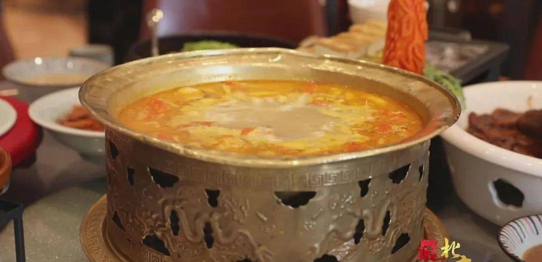 第二道,银鱼紫蟹火锅.银鱼紫蟹火锅是天津传统名菜.