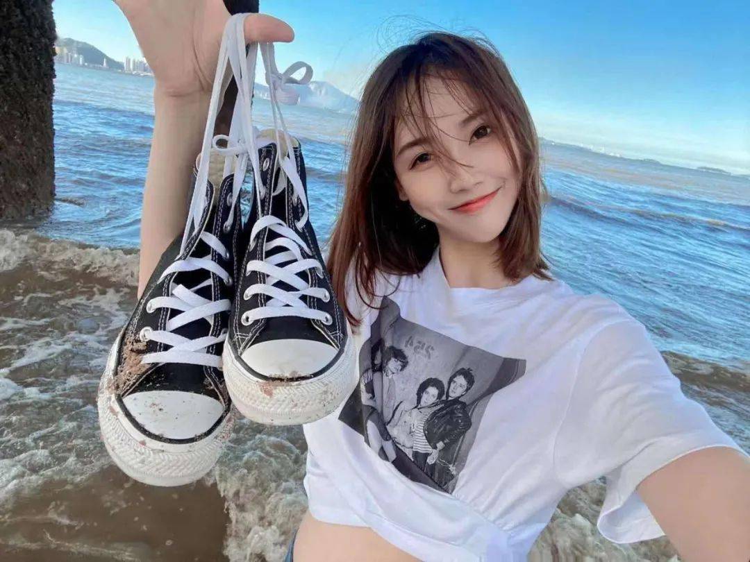 snkrgirls送鞋丨笑容甜身材辣这期球鞋女生就是这个