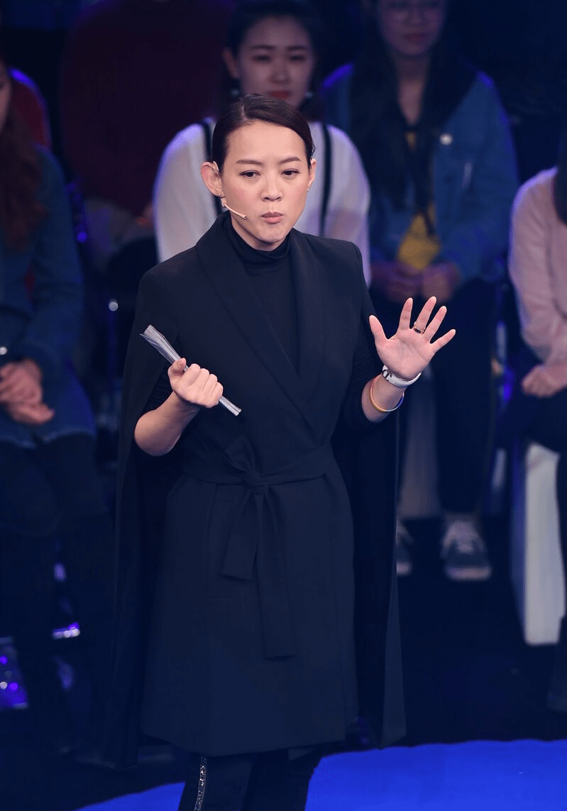 曾宝仪和阿雅胜负心好强裙子背面也不能输花色和单色pk