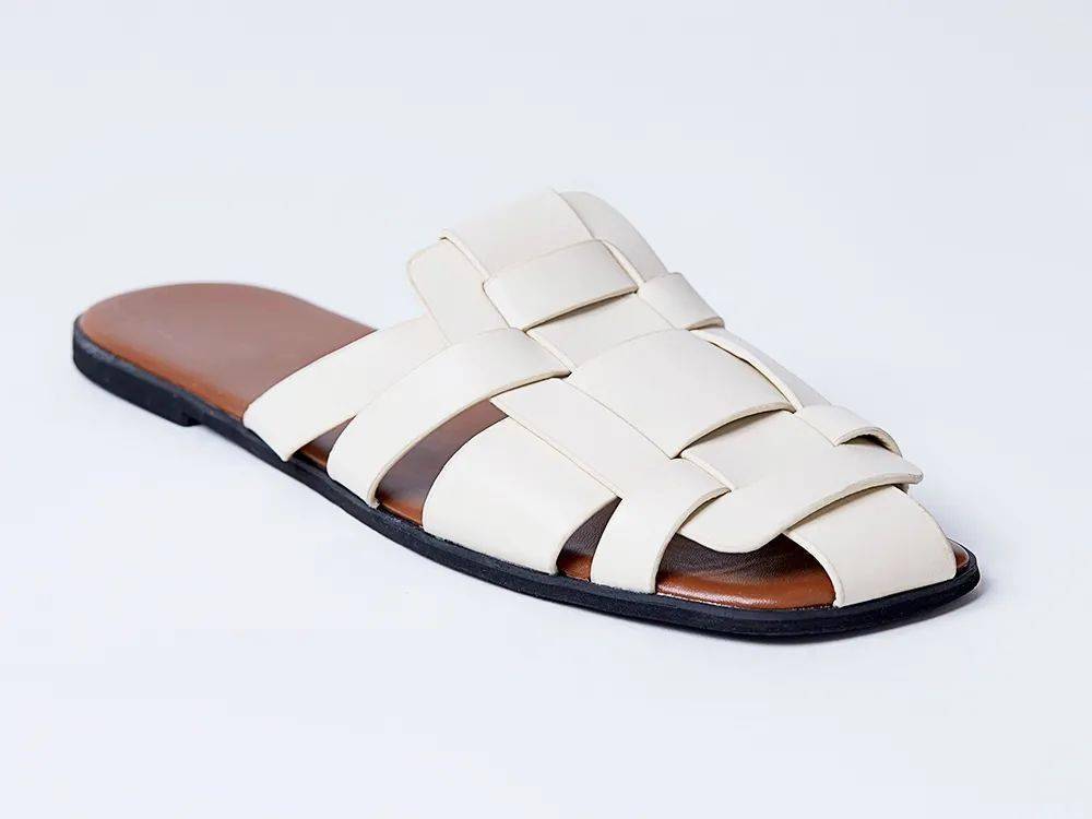 材质|清凉穿搭的灵魂单品：编织羊皮凉鞋，瞬间“拔”高气质