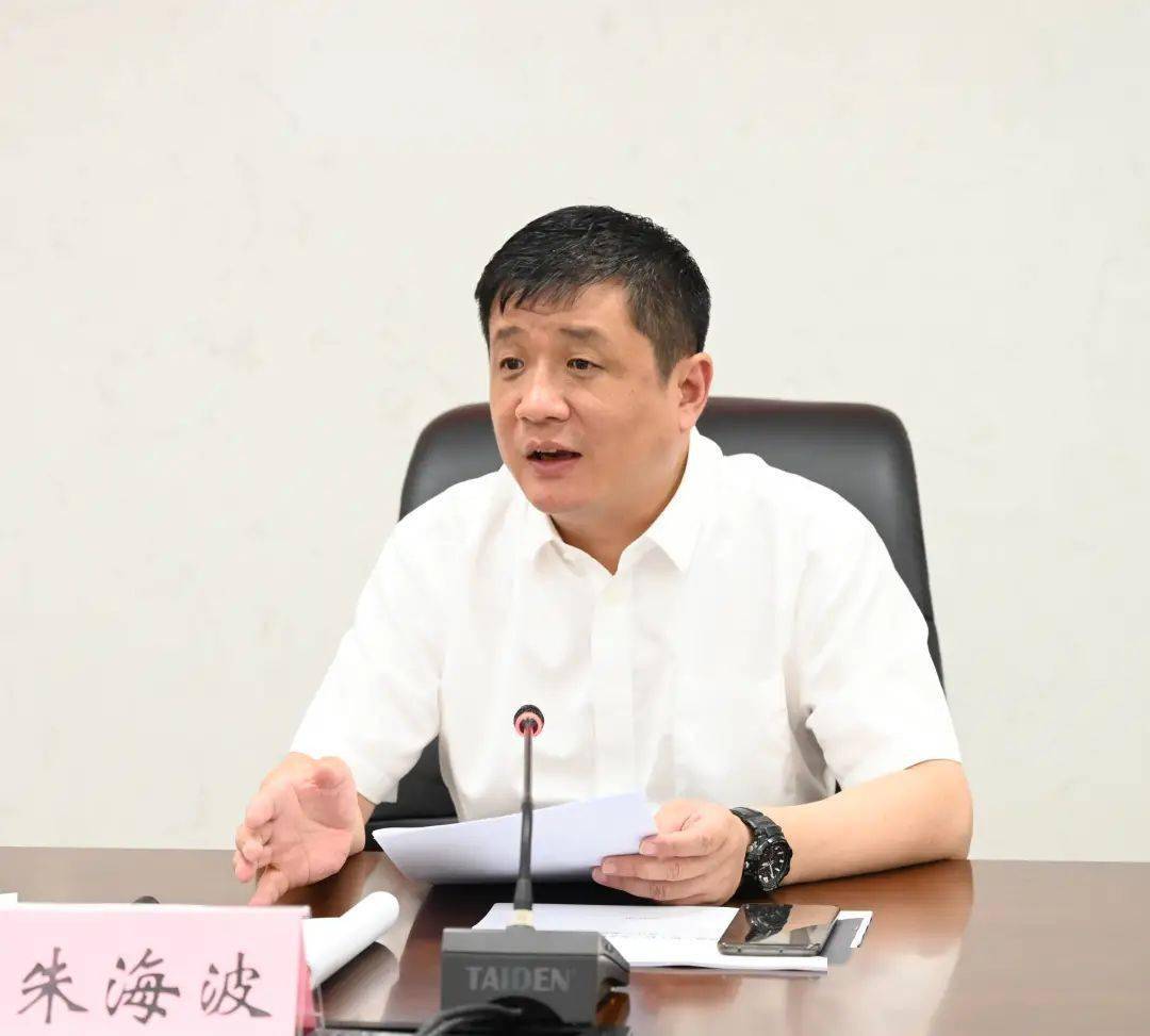 区领导史卫东,邓萌参加会议.