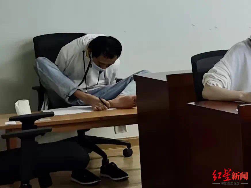 彭超|用双脚书写人生！四川无臂青年彭超入选全国“十大读书人物”，已考上同济大学研究生