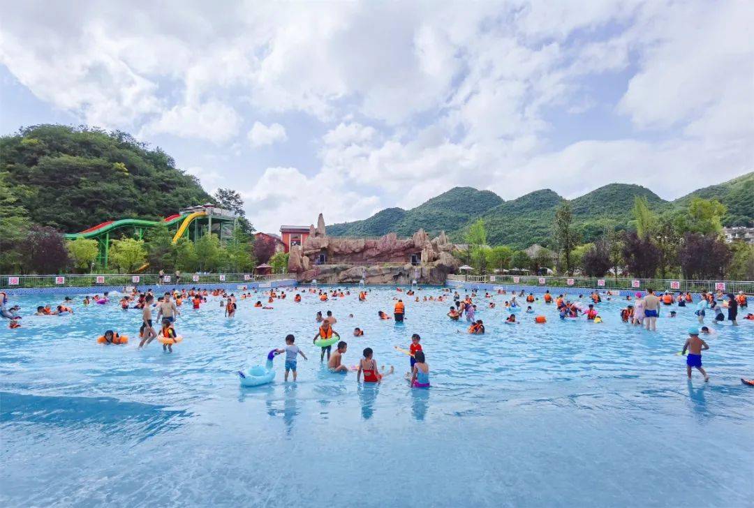 大喇叭,眼镜蛇,彩虹滑道,冲天回旋,大中小型水寨, 惊涛造浪池.