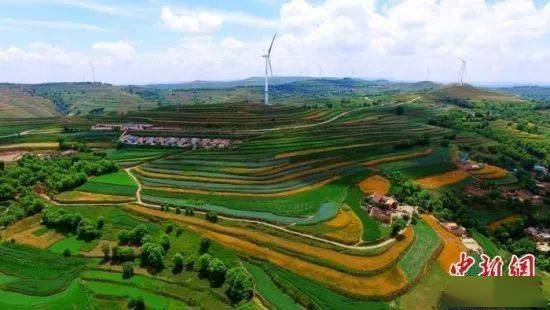 2019年盛夏时节,图为航拍镜头下的甘肃定西市安定区山梁上.