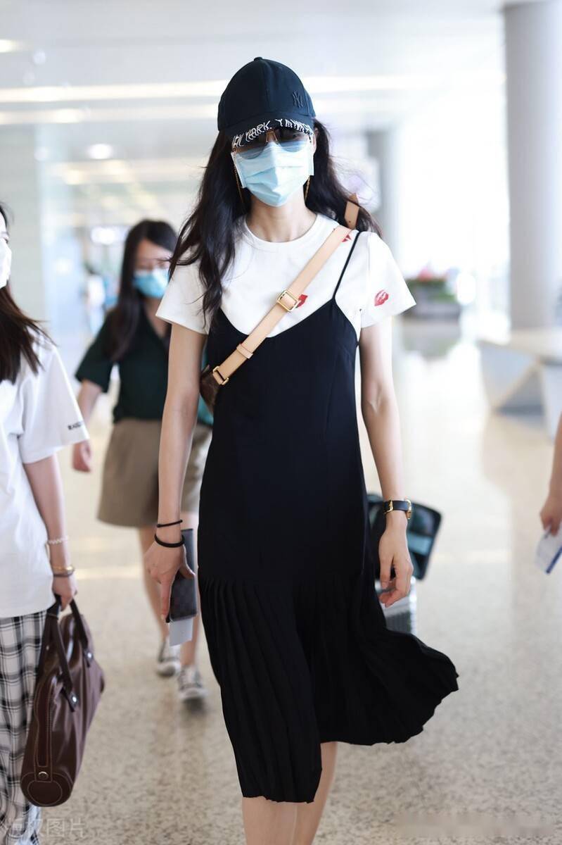 街拍:韩雪戴棒球帽身着黑白裙优雅美丽_机场