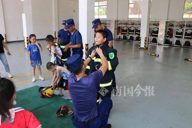 平台车|登上云梯车是啥感觉？柳州这些小朋友在这里感受到了