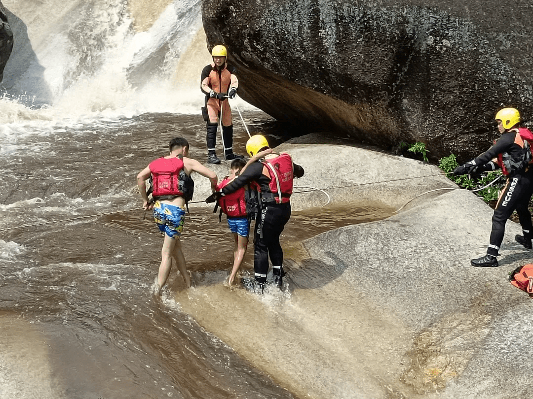 桂林三人下河游泳突遇涨水被困