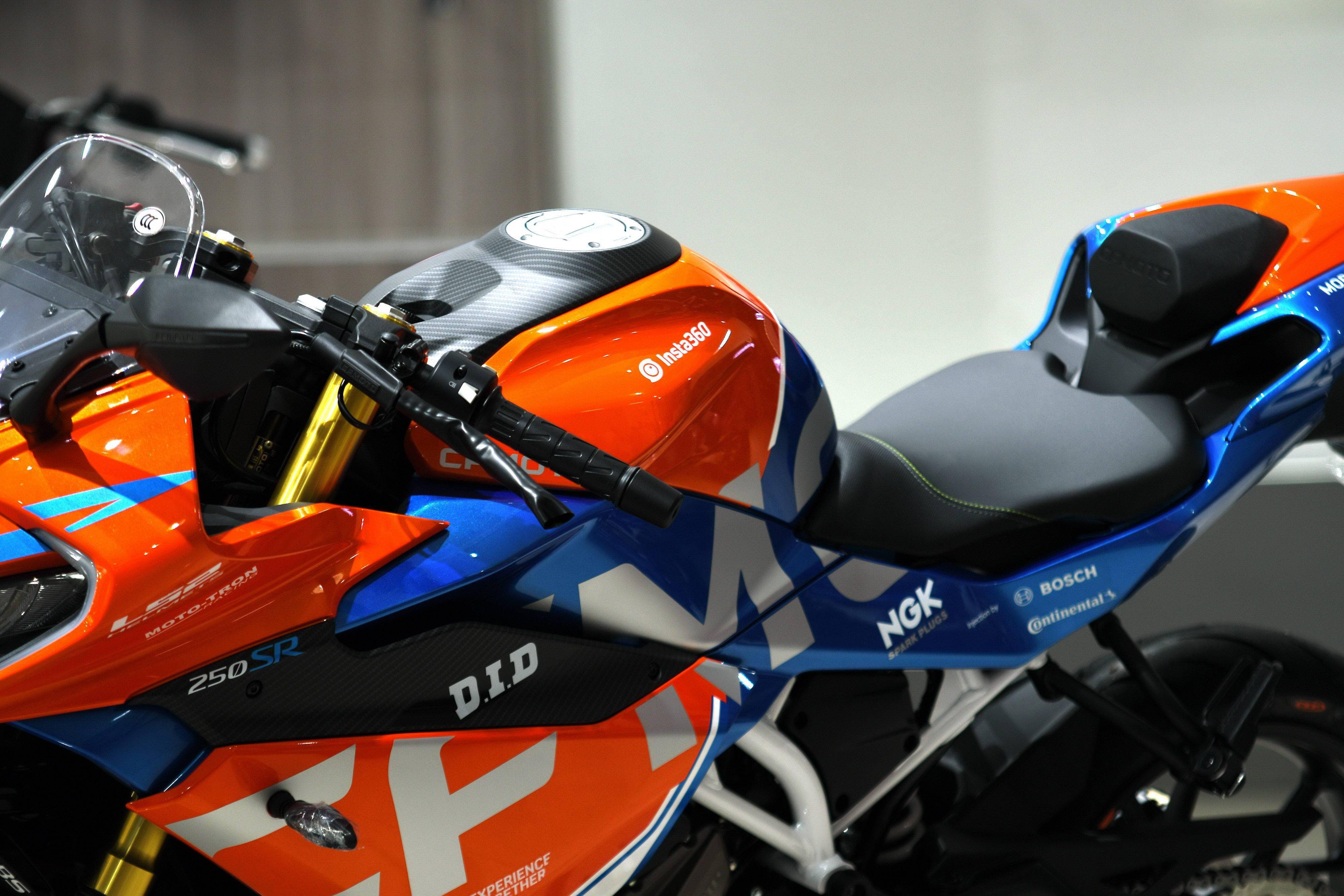 春风摩托新贴花 250sr 赛道版开箱_搜狐汽车_搜狐网