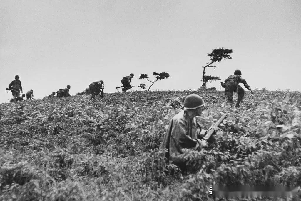 朝鲜战争罕见巷战老照片美军身上还背着行军被被俘者茫然无措