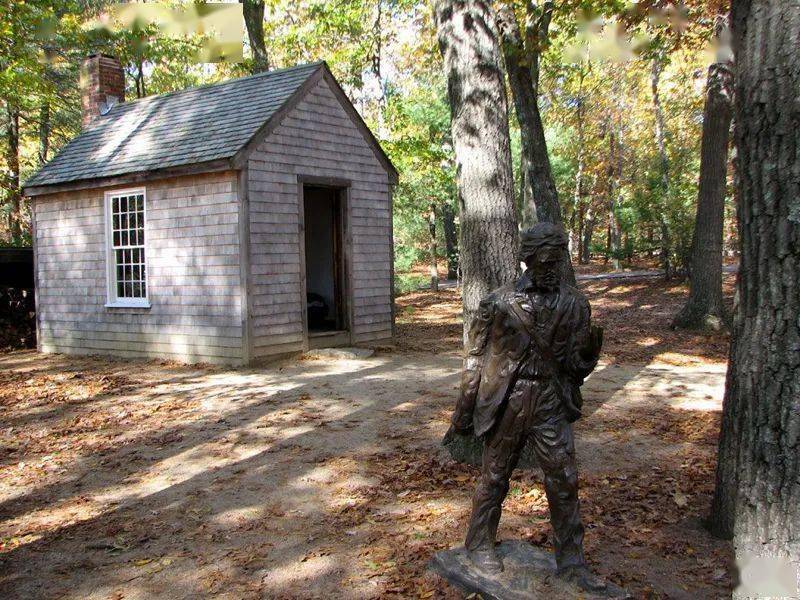 28岁的梭罗独自一人来到距康科德两英里的瓦尔登湖畔,建了一个小木屋