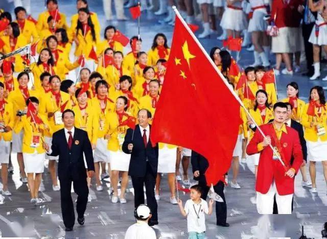 网友|东京奥运会中国队“入场服”终于不是番茄炒蛋了！网友：像酒店迎宾服