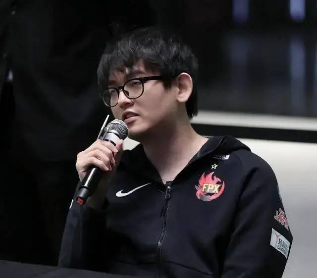 fpx金贡免服兵役失败直播对韩国工作人员不满一边检查一边玩手游