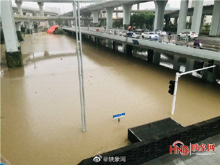暴雨积水逼近高架桥 郑州市民步行走高架回家