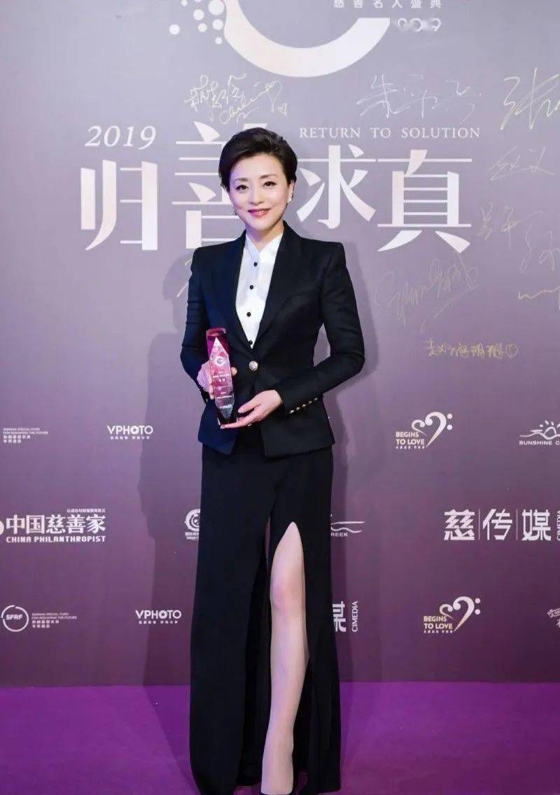 漂亮|董明珠穿红裙越老越假,杨澜却是气质优雅,她俩不是一个级别的!