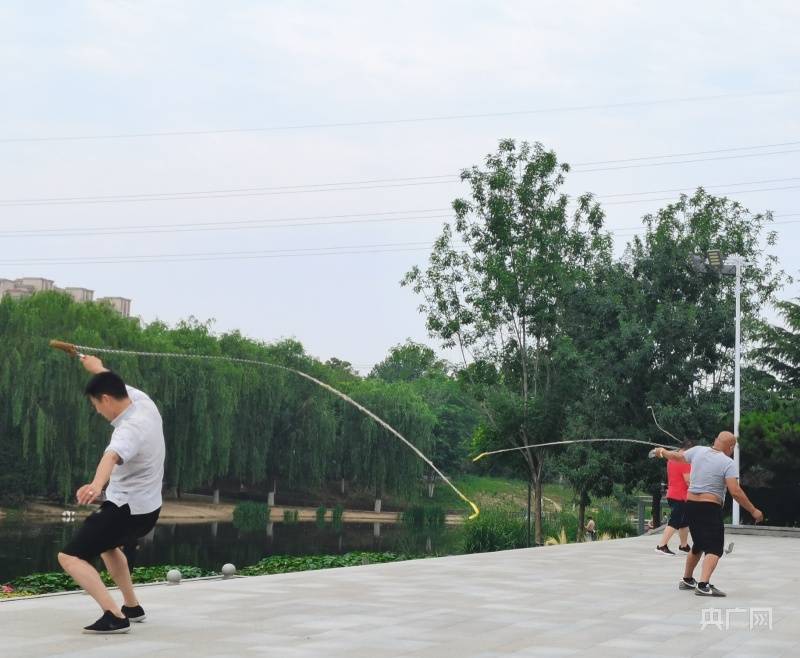 "甩鞭"噪音扰民引热议 "文明健身"再被呼吁