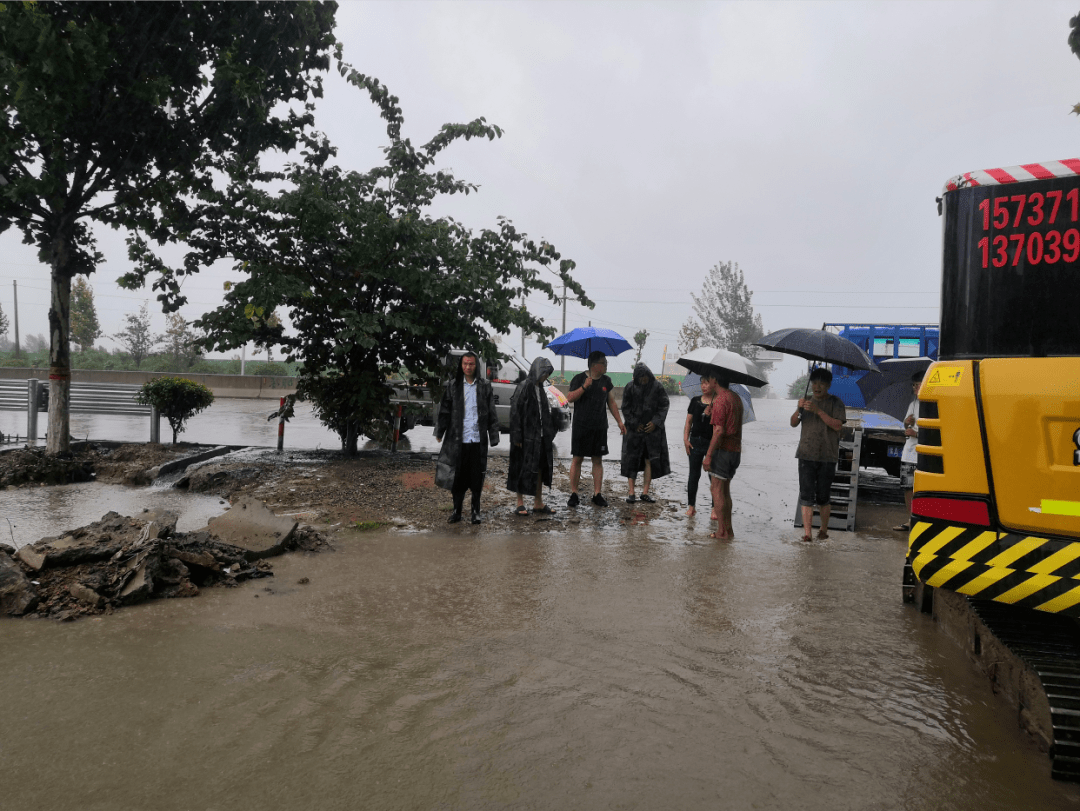 暴雨来袭河南长葛民兵战斗在防汛一线