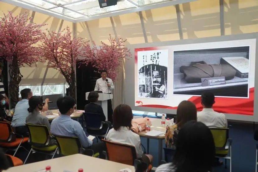 在龙华烈士纪念馆的红色课堂上,家属赵新炎讲述了一张写有"黄昏之贼"