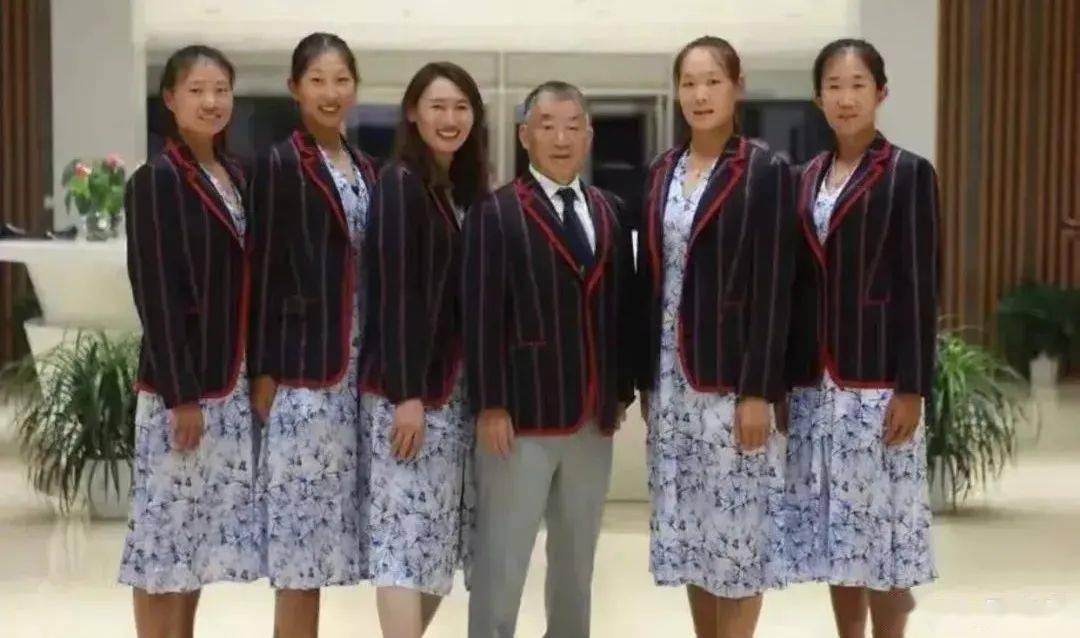 网友|东京奥运会中国队“入场服”终于不是番茄炒蛋了！网友：像酒店迎宾服