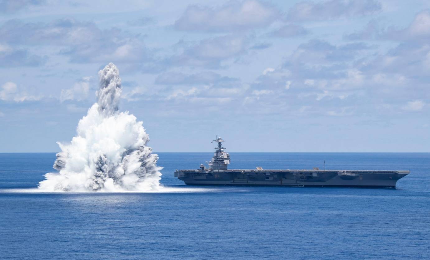 美军新航母又被"炸"了一次,现场升起巨大水柱_福特
