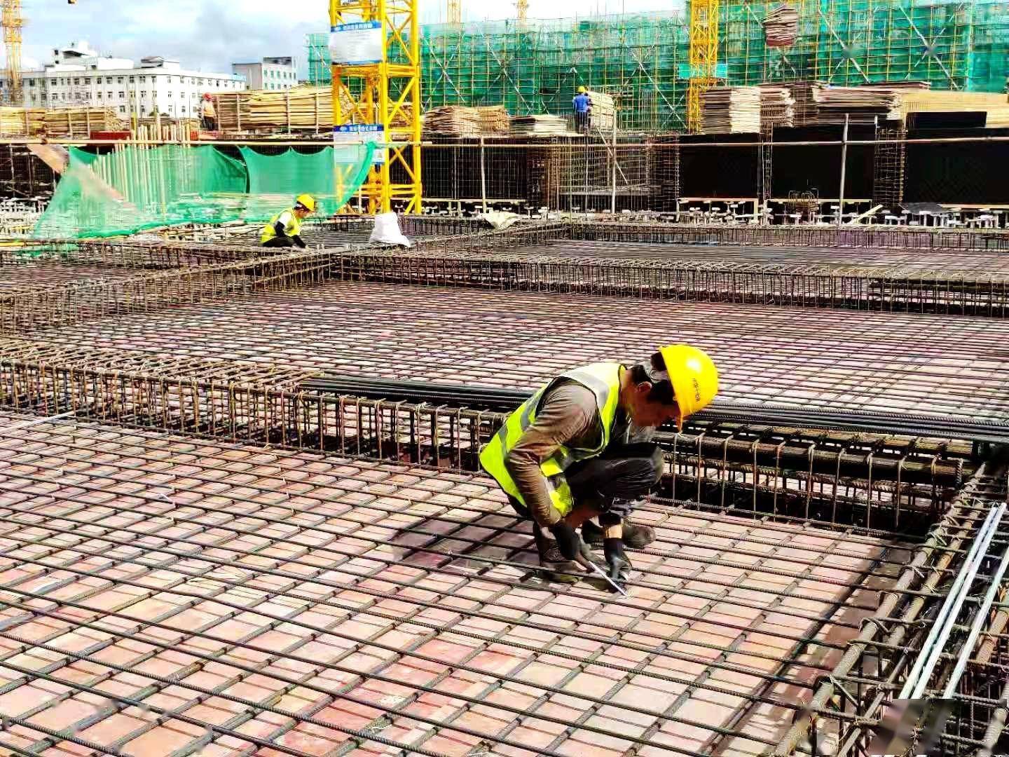 在现场的工地负责人介绍,为避开高温,建筑工人都是"起早摸黑"地干活