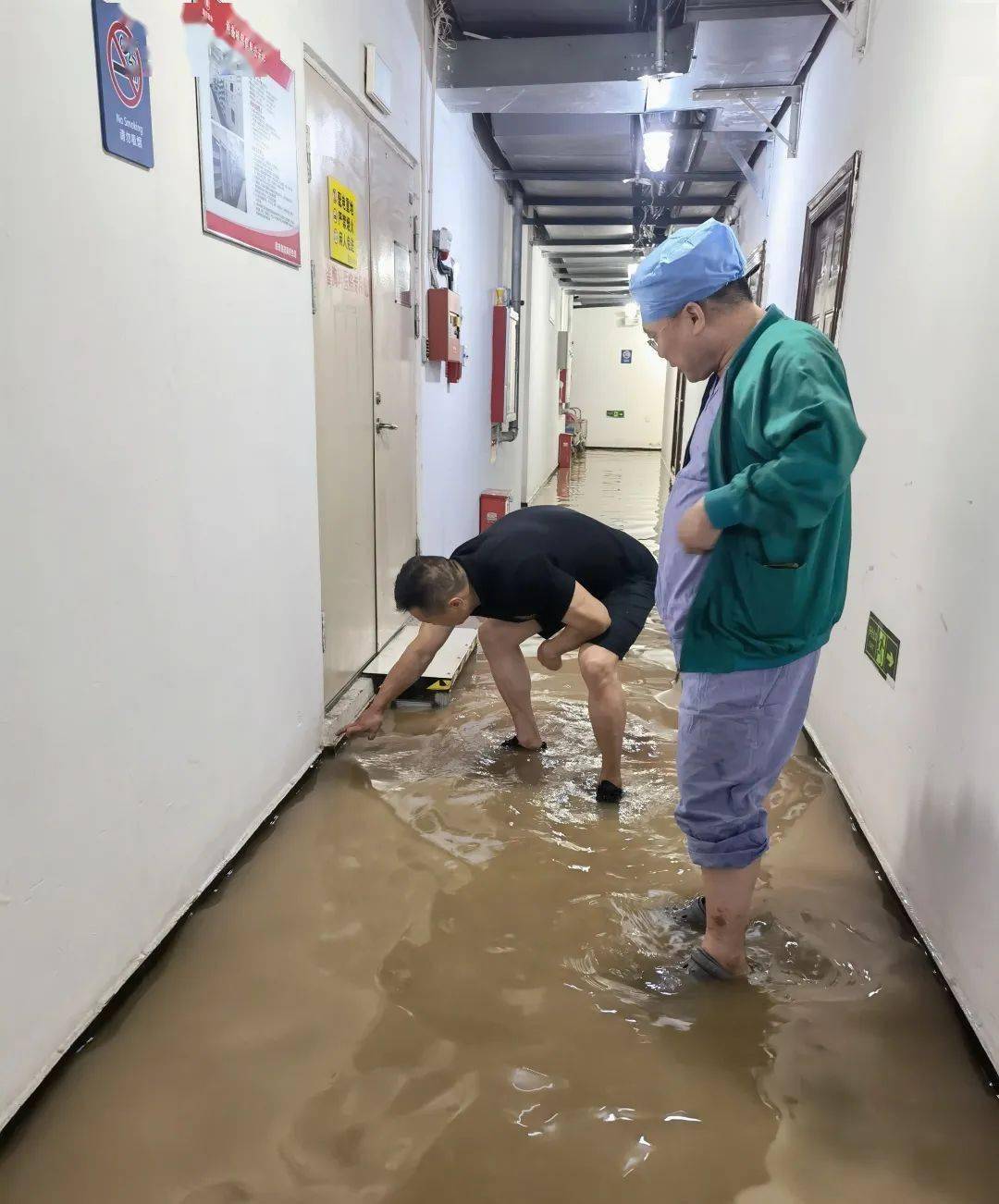 医院千余名职工暴雨袭城单日降雨量突破历史极值昨日,郑州受强降雨