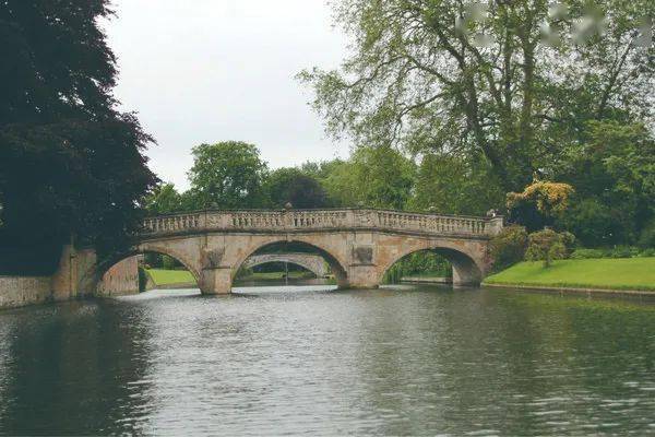 相映成趣的两座数学桥_牛顿