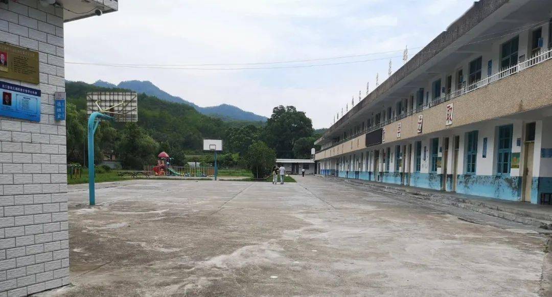 廖家小学,长汀县新桥镇金峰山脚下一所看似普通的小学,走进它,你才会